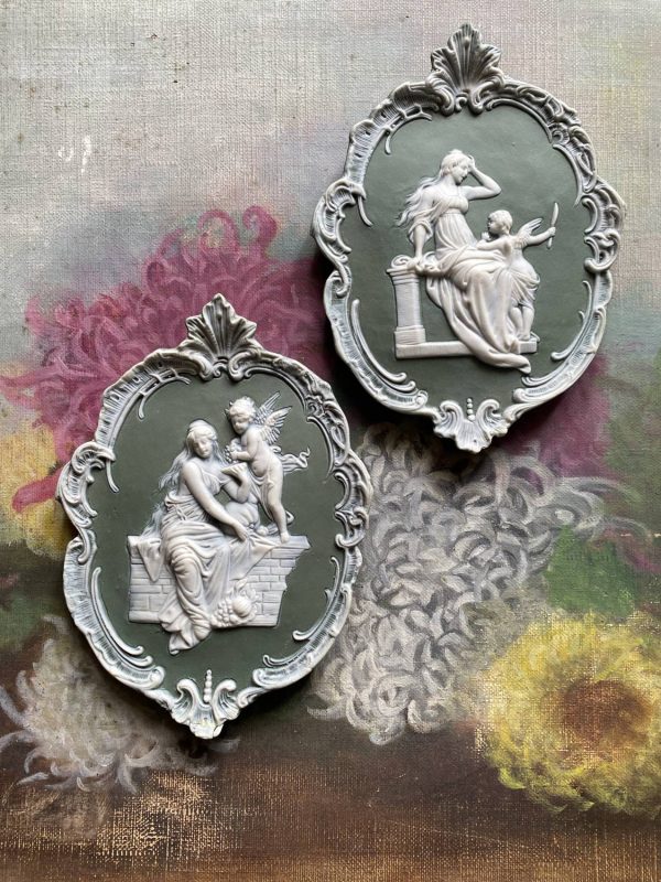 Paire de médaillons – Scènes de l’Amour Antique – Style Wedgwood – Vers 1900