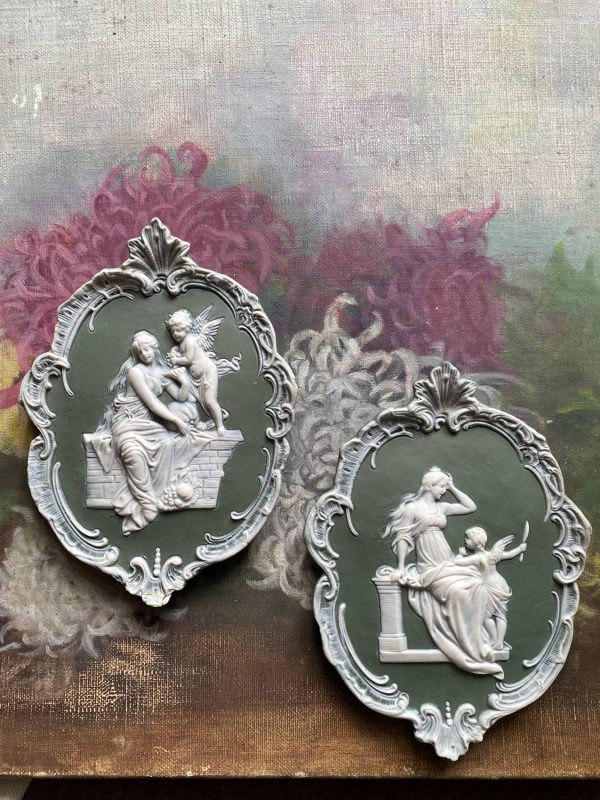 Paire de médaillons – Scènes de l’Amour Antique – Style Wedgwood – Vers 1900 – Image 11