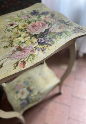 Petite table d’appoint époque 1900 aux motifs de fleurs peintes 