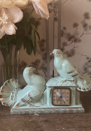 Horloge Art Déco O.D.Y.V – Les Amours des Deux Pigeons – Faïence de Vierzon