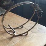 Serviteur à vin en métal argenté – motif grappe de raisin – Élégance à table