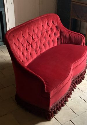 Petit canapé crapaud en velours rouge capitonné  deux places  Longueur 121