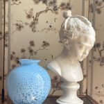 Vase boule moucheté bleu et blanc en verre Clichy  époque 1900