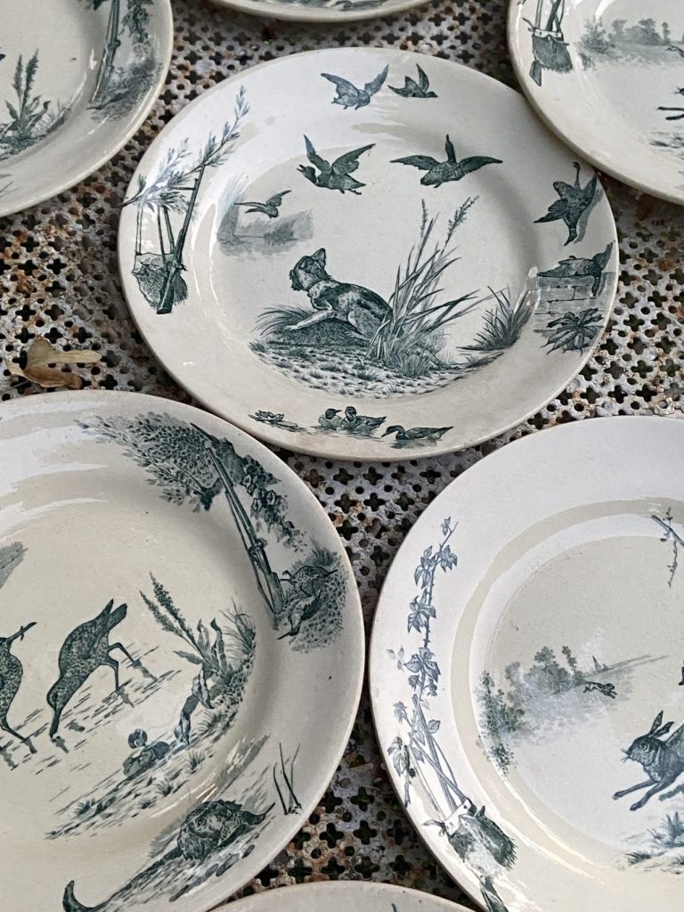 Série de 10 assiettes plates terre de fer vert émeraude « Retour de chasse » 