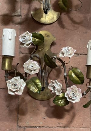 Paire d’appliques murales italiennes années 60 – roses en porcelaine style Capodimonte