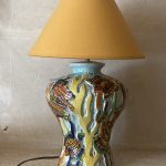 Lampe en céramique émaillée signée Claude Pruffer – Vallauris, décor marin, années 60