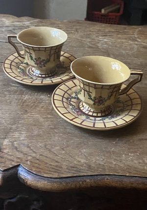 Duo de tasses anciennes en faïence de Malicorne – Époque Art Déco – Motif de roses