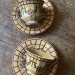 Duo de tasses anciennes en faïence de Malicorne – Époque Art Déco – Motif de roses