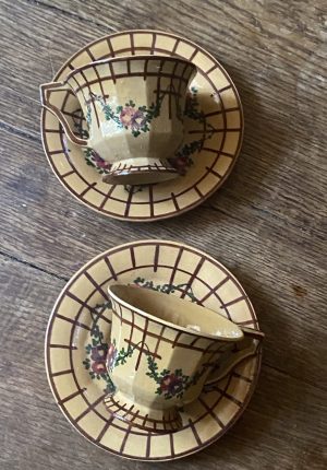 Duo de tasses anciennes en faïence de Malicorne – Époque Art Déco – Motif de roses