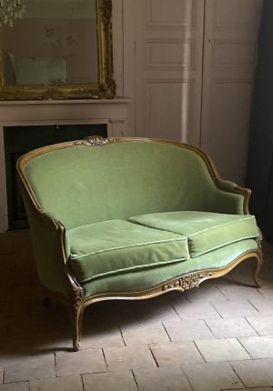 Petit canapé Corbeille Louis XV en velours vert amande – rénovation tapissier