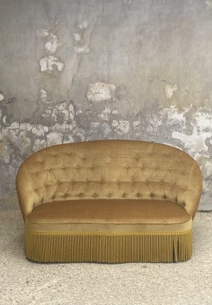 Canapé vintage capitonné en velours jaune doré – Années 70 – Style boudoir cosy
