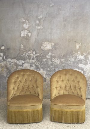 Paire de fauteuils vintage capitonnés – Velours doré – Années 70