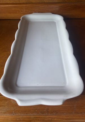 Plat à cake en faïence blanche, pièce ancienne des années 50