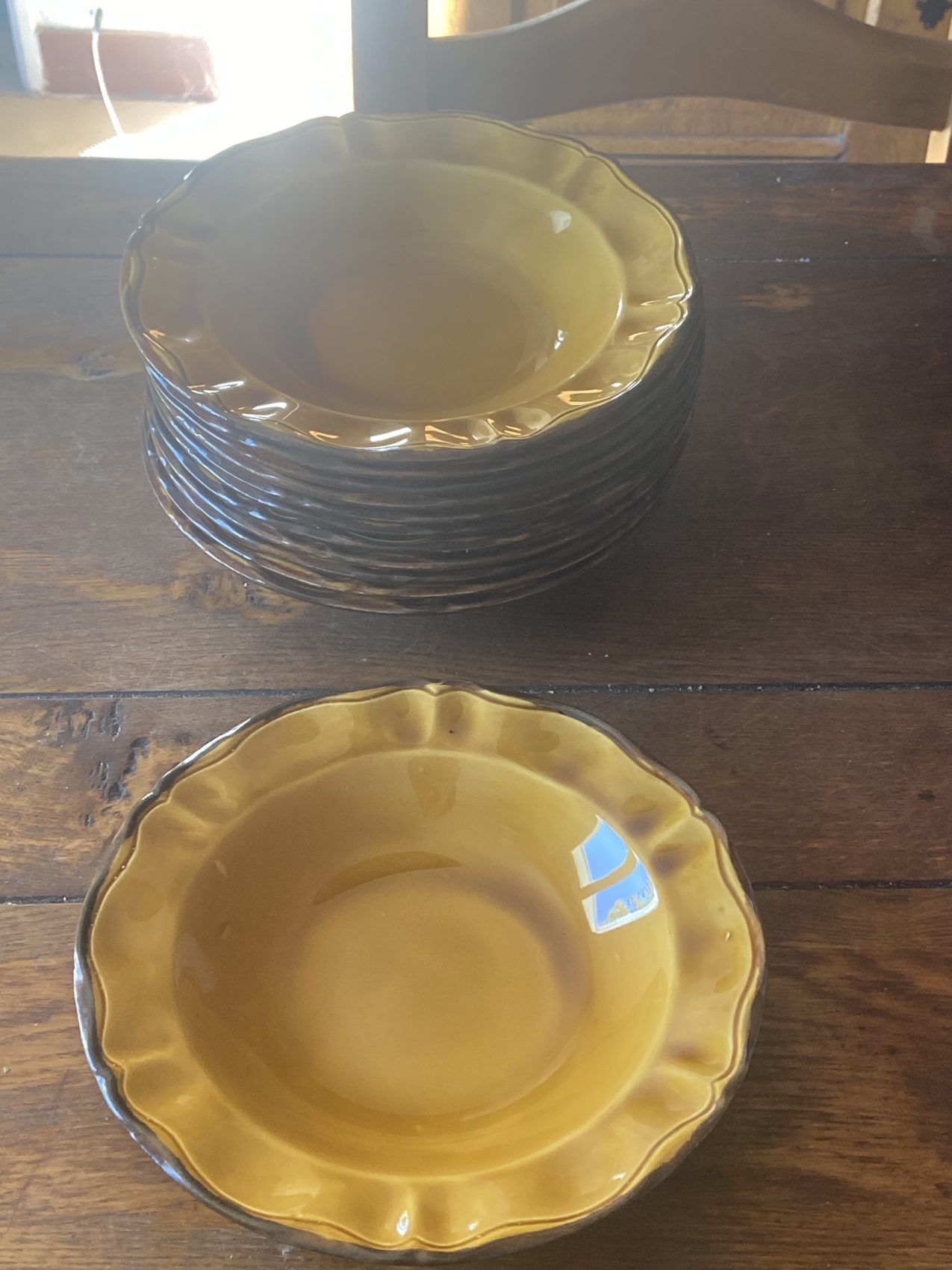 Série de 12 assiettes creuses en faïence de Haute-Provence – Dans le goût de Vallauris– Années 70 – Image 2