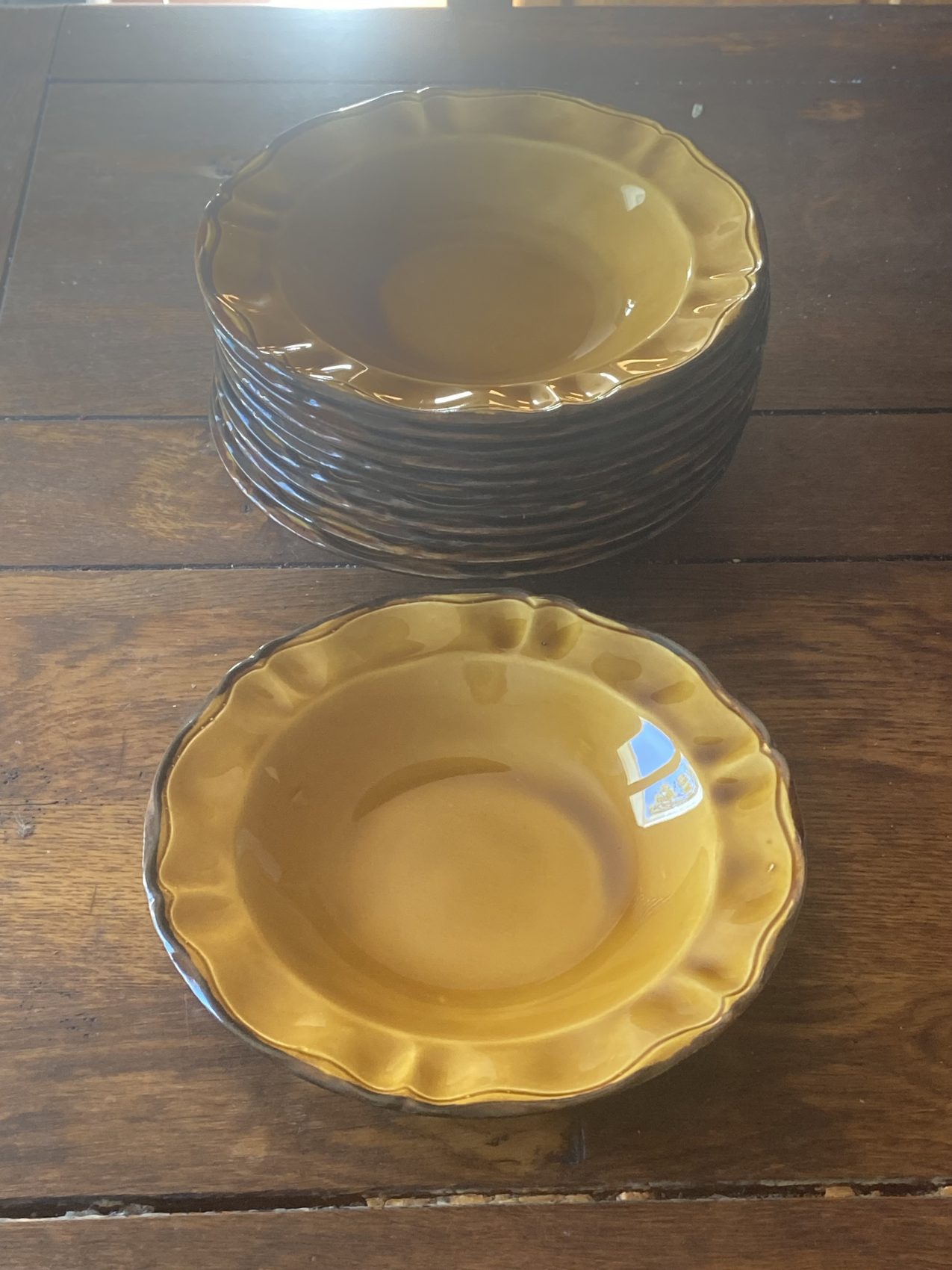 Série de 12 assiettes creuses en faïence de Haute-Provence – Dans le goût de Vallauris– Années 70 – Image 3