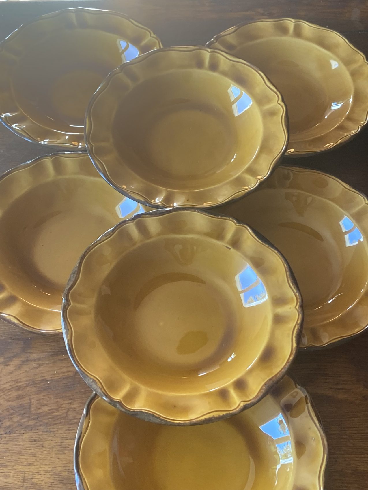 Série de 12 assiettes creuses en faïence de Haute-Provence – Dans le goût de Vallauris– Années 70 – Image 6