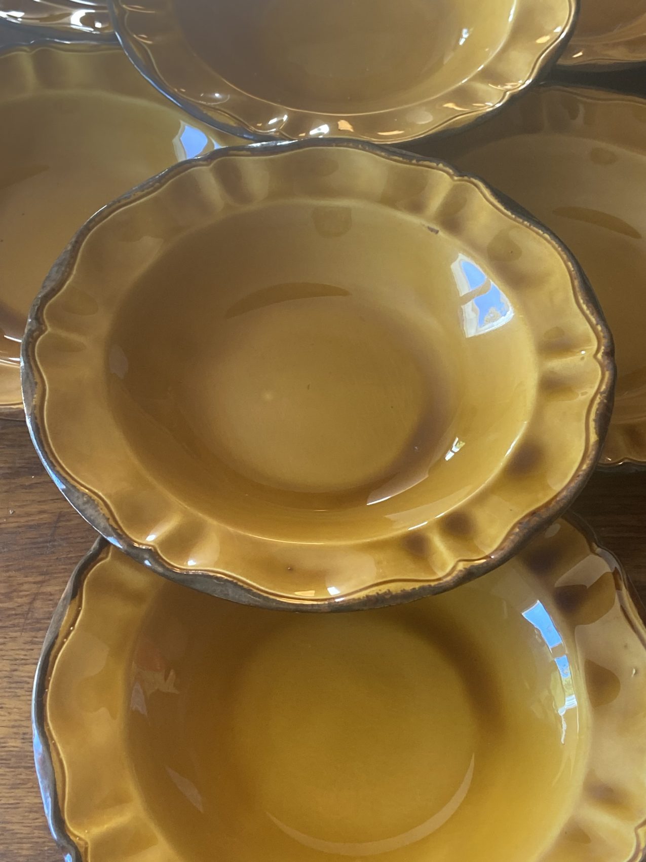 Série de 12 assiettes creuses en faïence de Haute-Provence – Dans le goût de Vallauris– Années 70 – Image 5