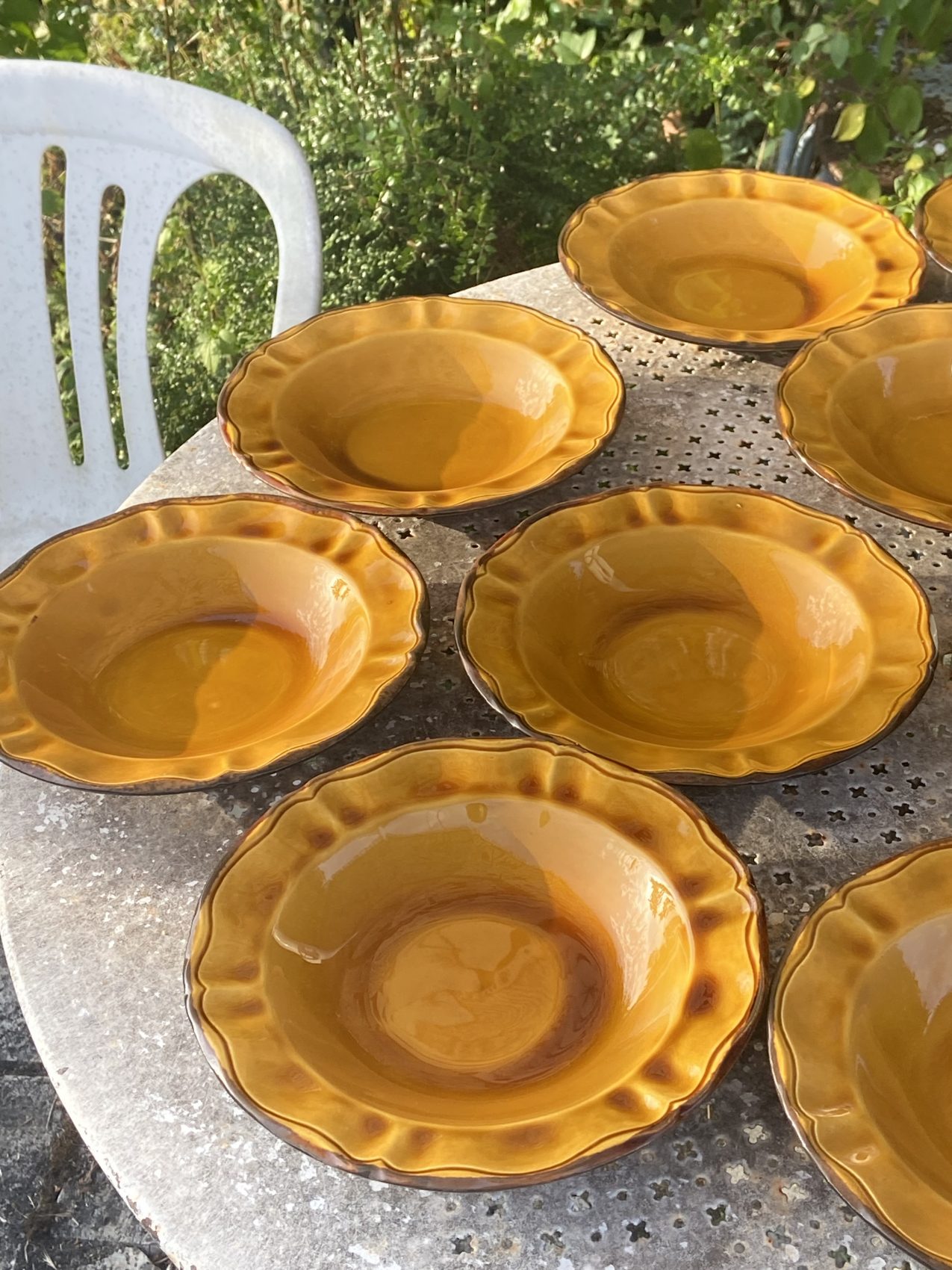 Série de 12 assiettes creuses en faïence de Haute-Provence – Dans le goût de Vallauris– Années 70 – Image 13