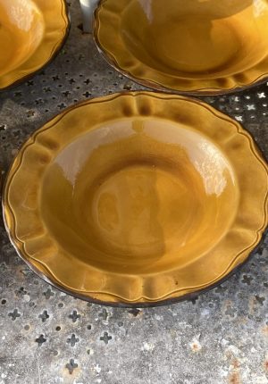 Série de 12 assiettes creuses en faïence de Haute-Provence – Dans le goût de Vallauris– Années 70