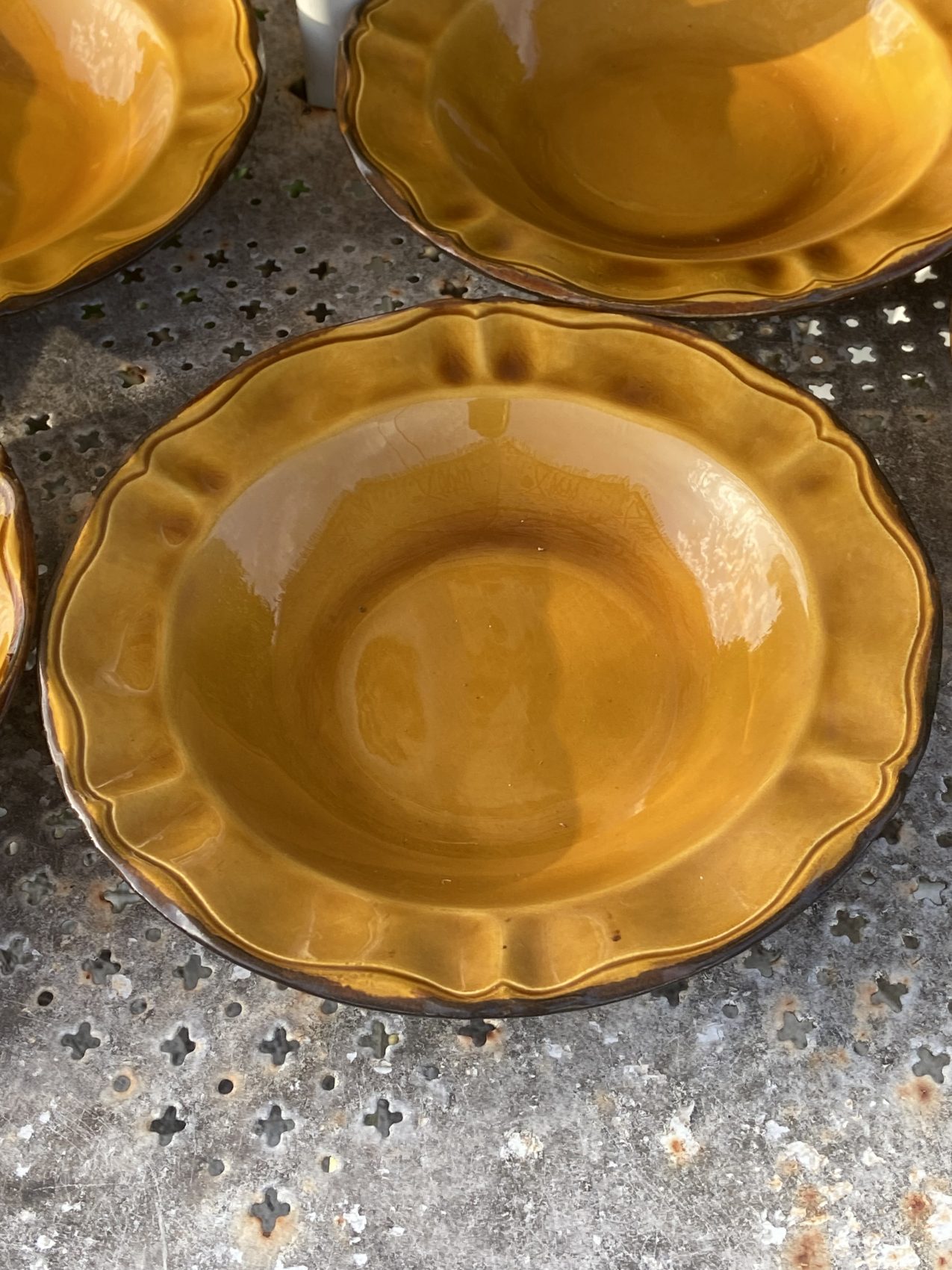 Série de 12 assiettes creuses en faïence de Haute-Provence – Dans le goût de Vallauris– Années 70