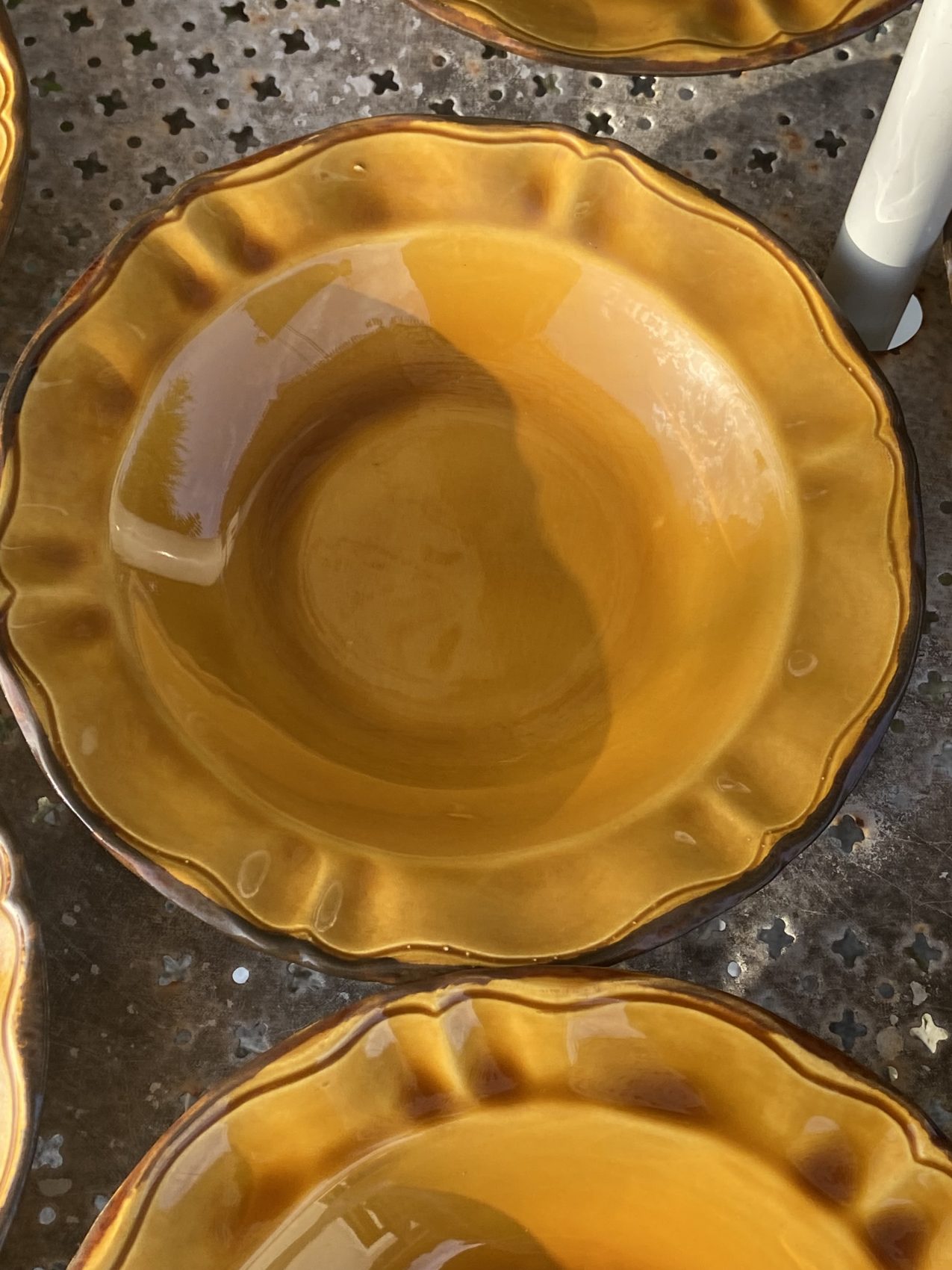 Série de 12 assiettes creuses en faïence de Haute-Provence – Dans le goût de Vallauris– Années 70 – Image 12