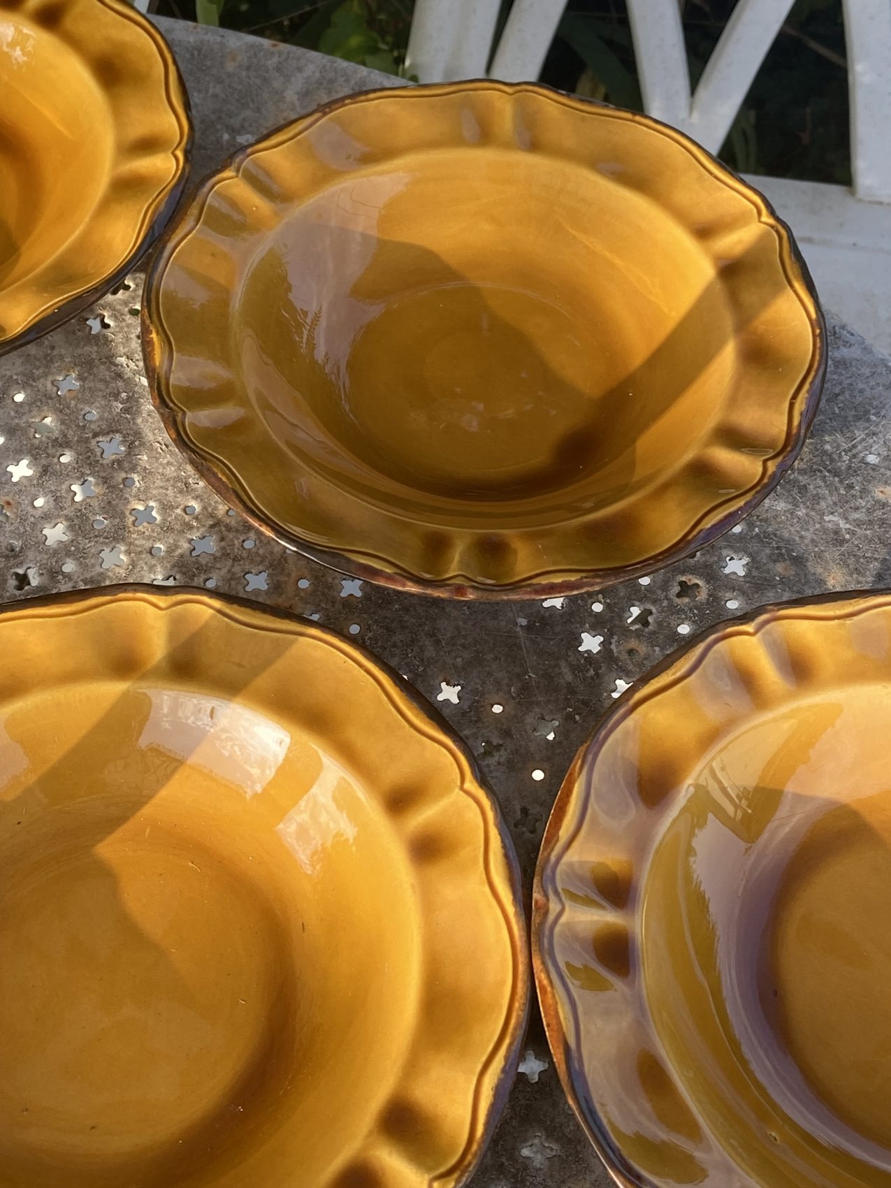 Série de 12 assiettes creuses en faïence de Haute-Provence – Dans le goût de Vallauris– Années 70 – Image 11