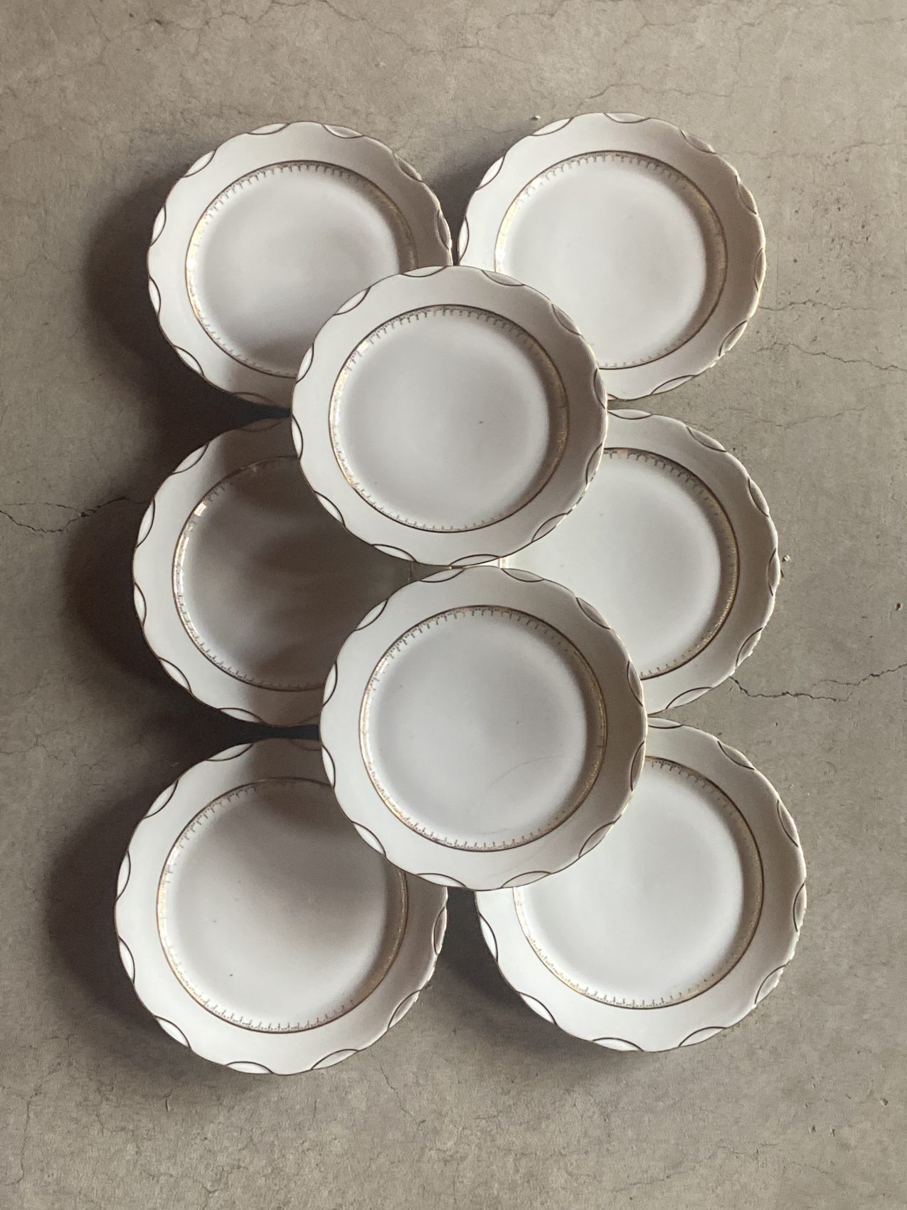 Série de huit assiettes à dessert blanches et or – Porcelaine du Berry à pâte de Limoges, Vierzon, années 60 – Image 2