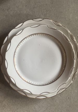 Série de huit  assiettes à dessert blanches et or – Porcelaine du Berry à pâte de Limoges, Vierzon, années 60