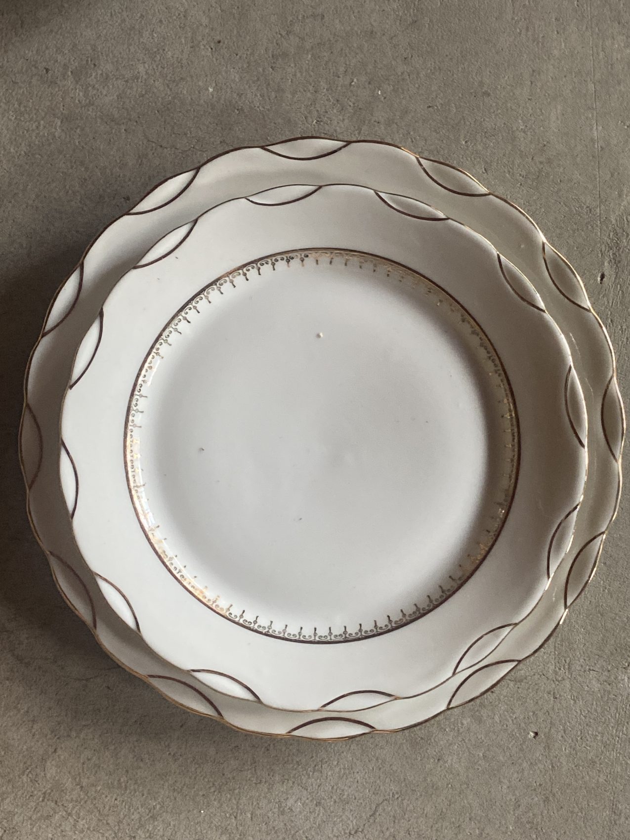 Série de huit assiettes à dessert blanches et or – Porcelaine du Berry à pâte de Limoges, Vierzon, années 60