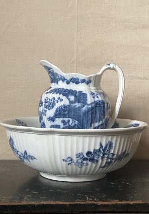 Service de toilette en faïence anglaise – broc et cuvette fin du XIXe à motifs d’oiseaux