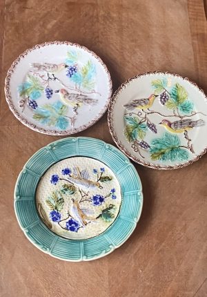 Série de trois assiettes en barbotine aux oiseaux – époque 1900