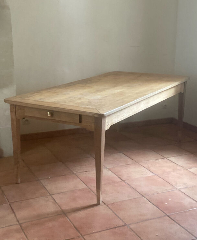Grande table de ferme renovée