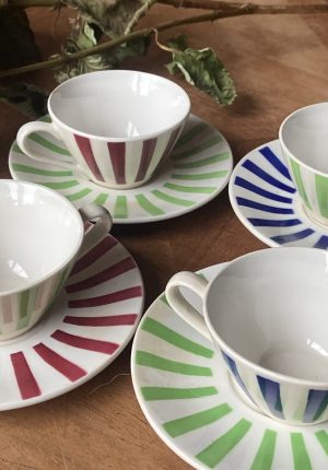 Lot de 4 tasses anciennes en faïence – années 40