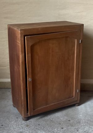 Petit buffet en bois naturel – encombrement minimum début XXe