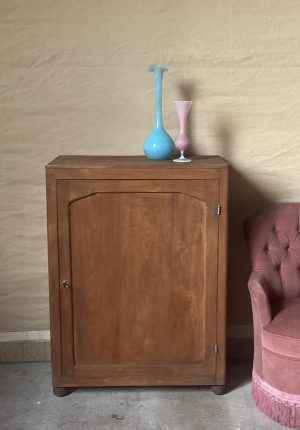 Petit buffet en bois naturel – encombrement minimum début XXe