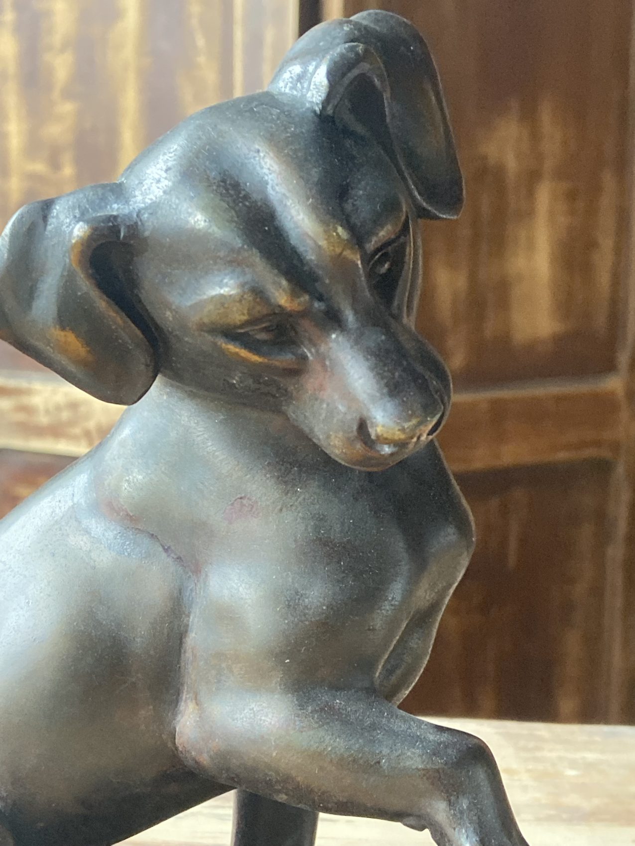 Sculpture animalière d’Iréné Rochard – Chien en régule, époque Art deco – Image 4