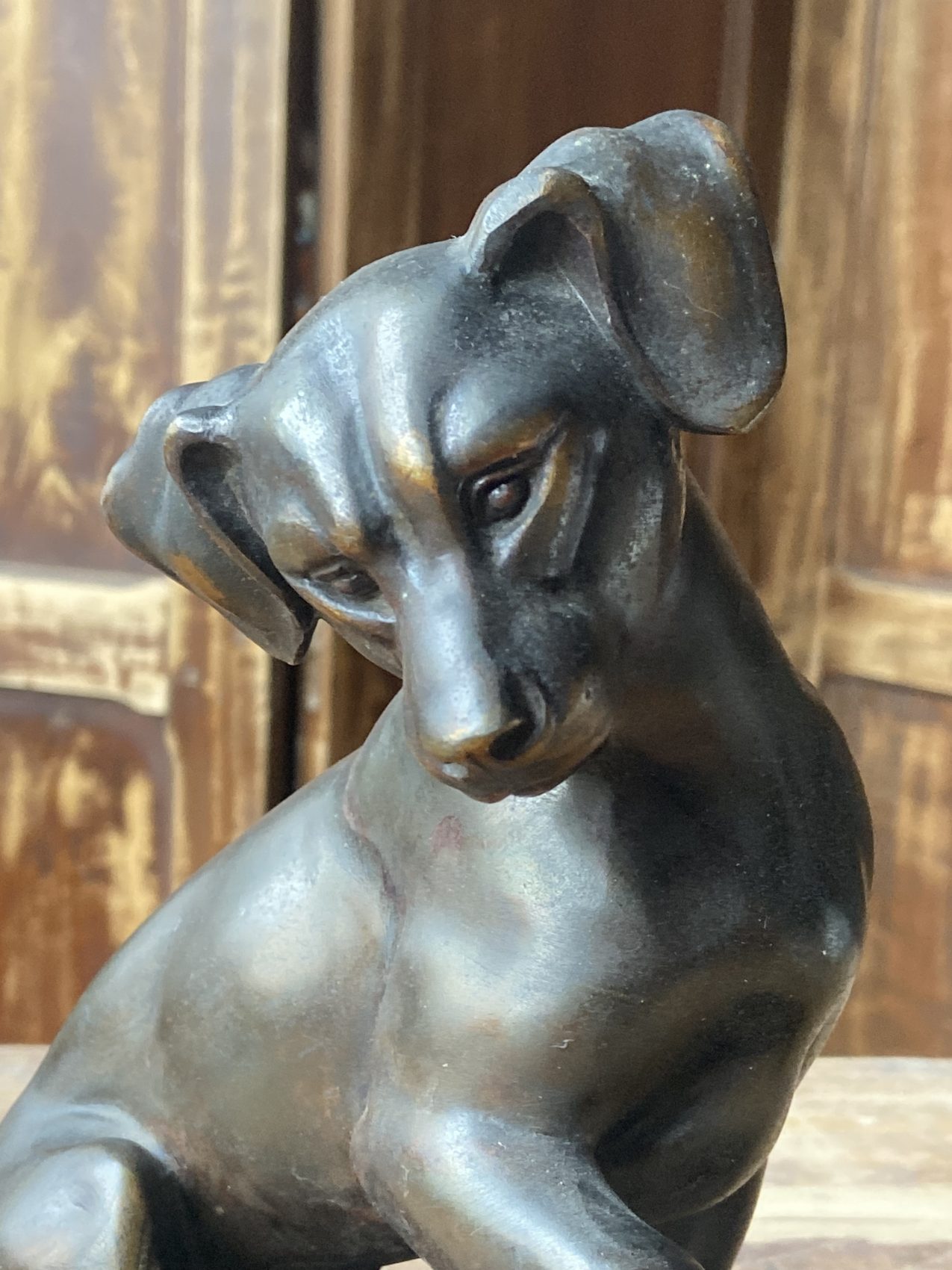 Sculpture animalière d’Iréné Rochard – Chien en régule, époque Art deco – Image 3