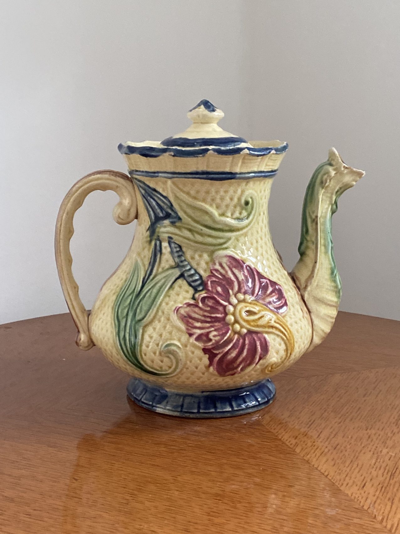 Grande théière Faïence barbotine de Wasmuël, XIXe siècle à décor floral – Image 2