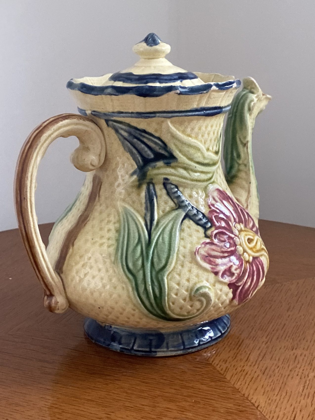 Grande théière Faïence barbotine de Wasmuël, XIXe siècle à décor floral – Image 8
