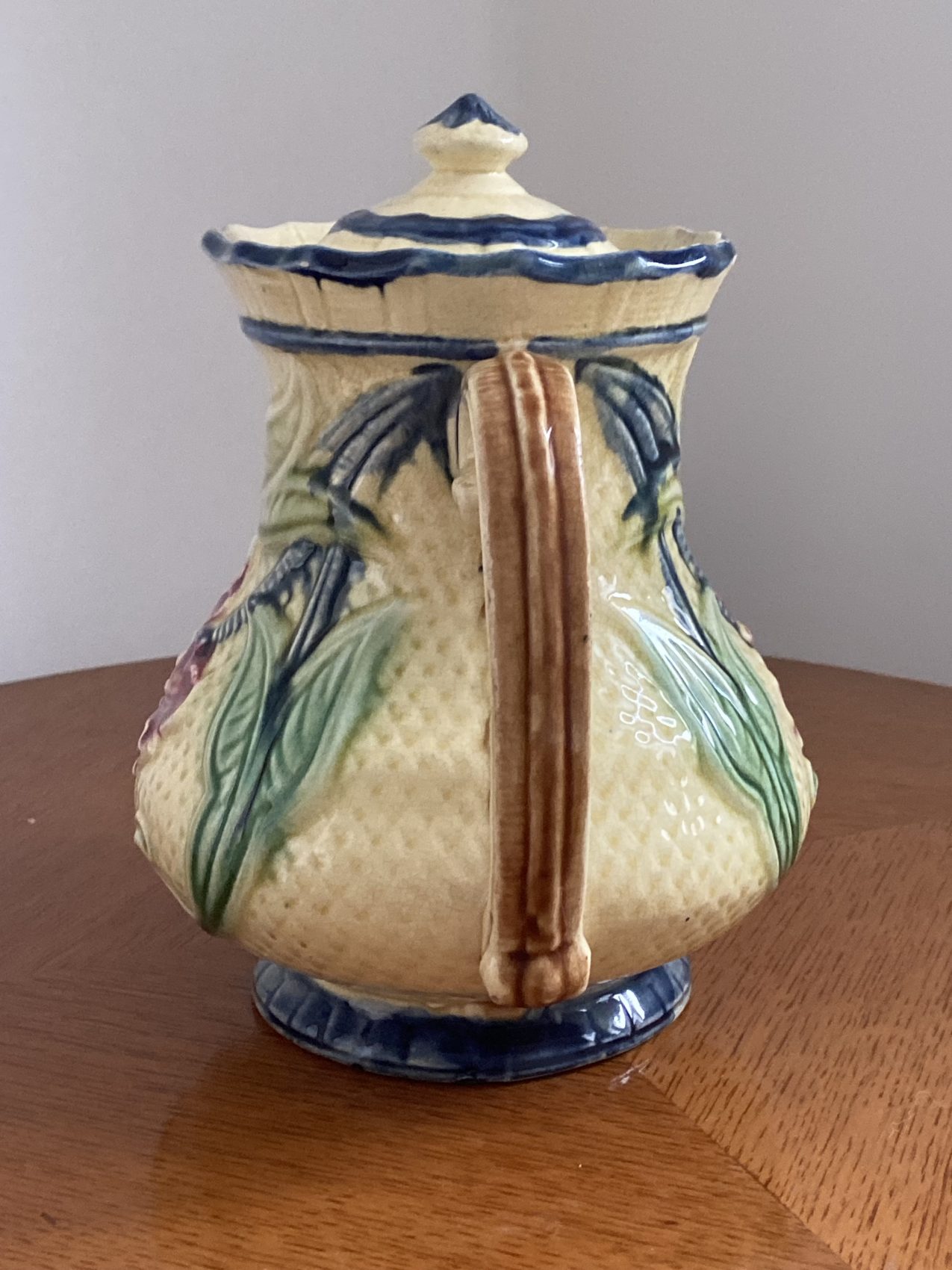 Grande théière Faïence barbotine de Wasmuël, XIXe siècle à décor floral – Image 9
