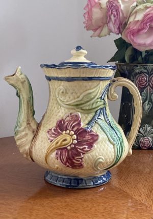 Grande théière Faïence barbotine de Wasmuël, XIXe siècle à décor floral