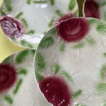 Série de 8 assiettes en barbotine, les  roses Onnaing  – début XXe siècle Prix de vente de 122 euros Livraison partout en France au choix