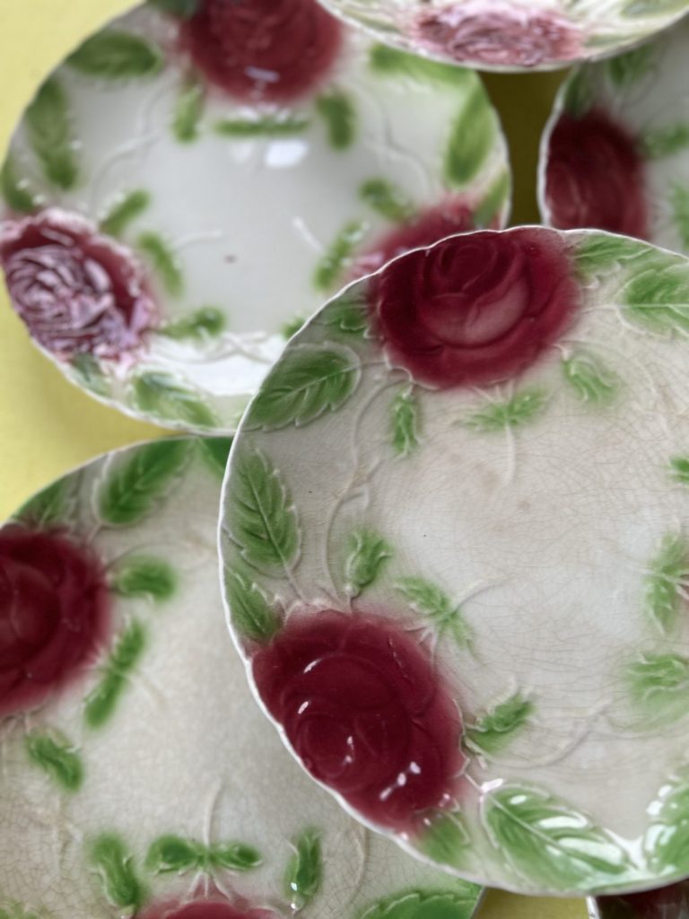 Série de 8 assiettes en barbotine, les  roses Onnaing  – début XXe siècle Prix de vente de 122 euros Livraison partout en France au choix