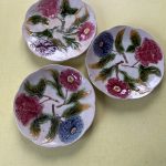 Série de 3 assiettes anciennes en barbotine – fleurs, pivoines et anémones – 22 cm Prix de vente de 65 euros  Livraison partout en France au choix 