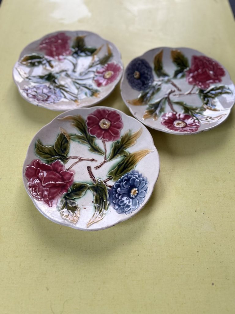 Série de 3 assiettes anciennes en barbotine – fleurs, pivoines et anémones – 22 cm Prix de vente de 65 euros  Livraison partout en France au choix 