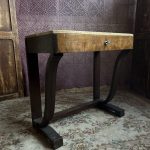 Console Art Déco en chêne et noyer – plateau de marbre beige Prix de vente de 299 € Livraison partout en France 70 euros en rdc sur la rue