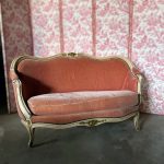 Banquette corbeille de style louis XV en velours vieux rose- Rococo juste ce qu'il faut