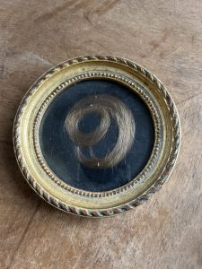 Reliquaire ancien en cheveux – Objet de curiosité