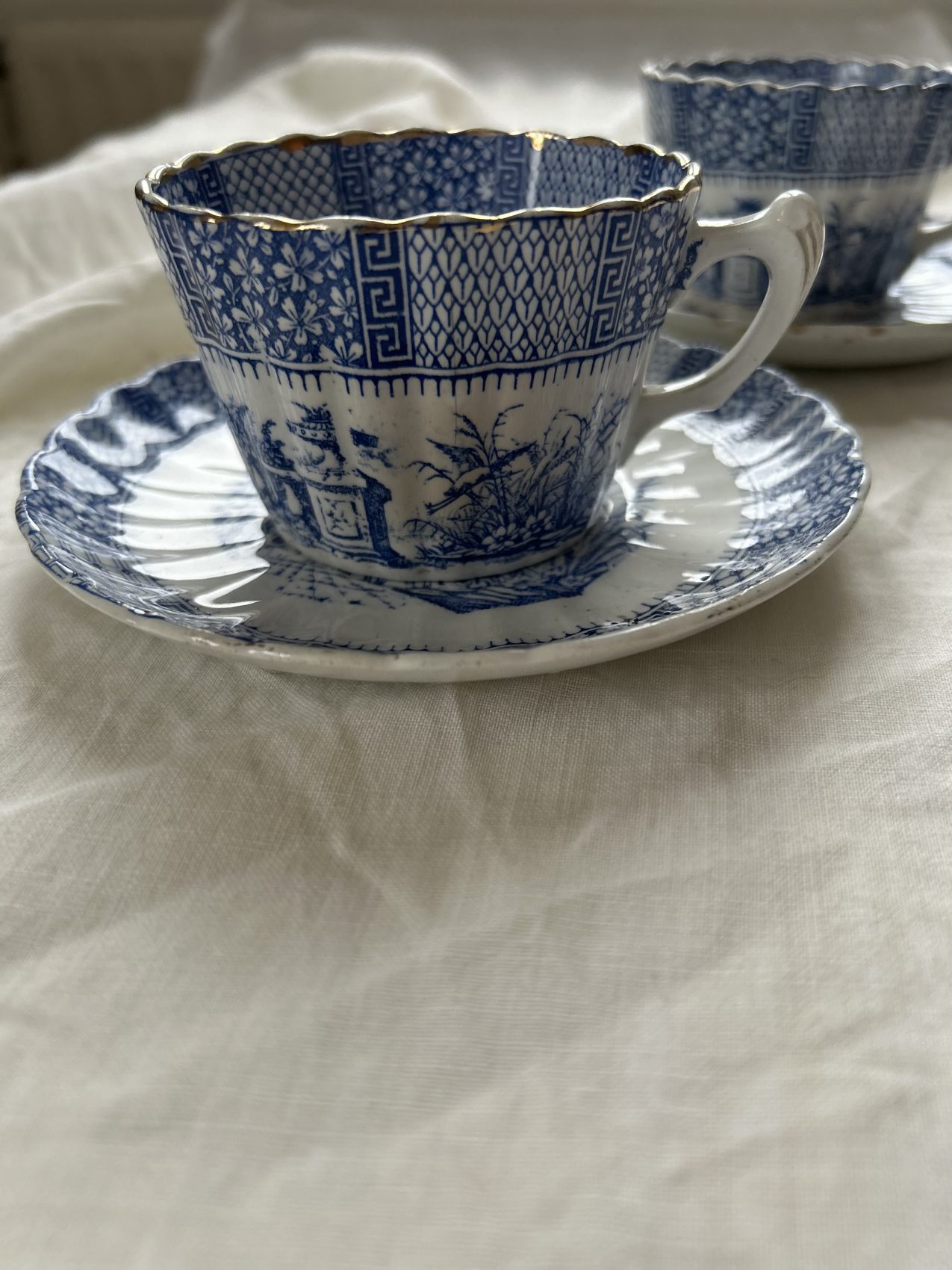 Paire de tasses à thé anciennes KG Lunéville fin XIXᵉ – Décor à l’antique – Faïence française – Image 29