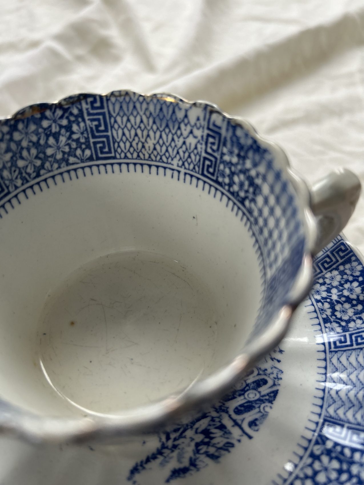 Paire de tasses à thé anciennes KG Lunéville fin XIXᵉ – Décor à l’antique – Faïence française – Image 27